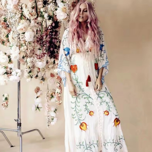 Bohemian White Maxi Dress with Floral Embroidery - Picture 11 of 12